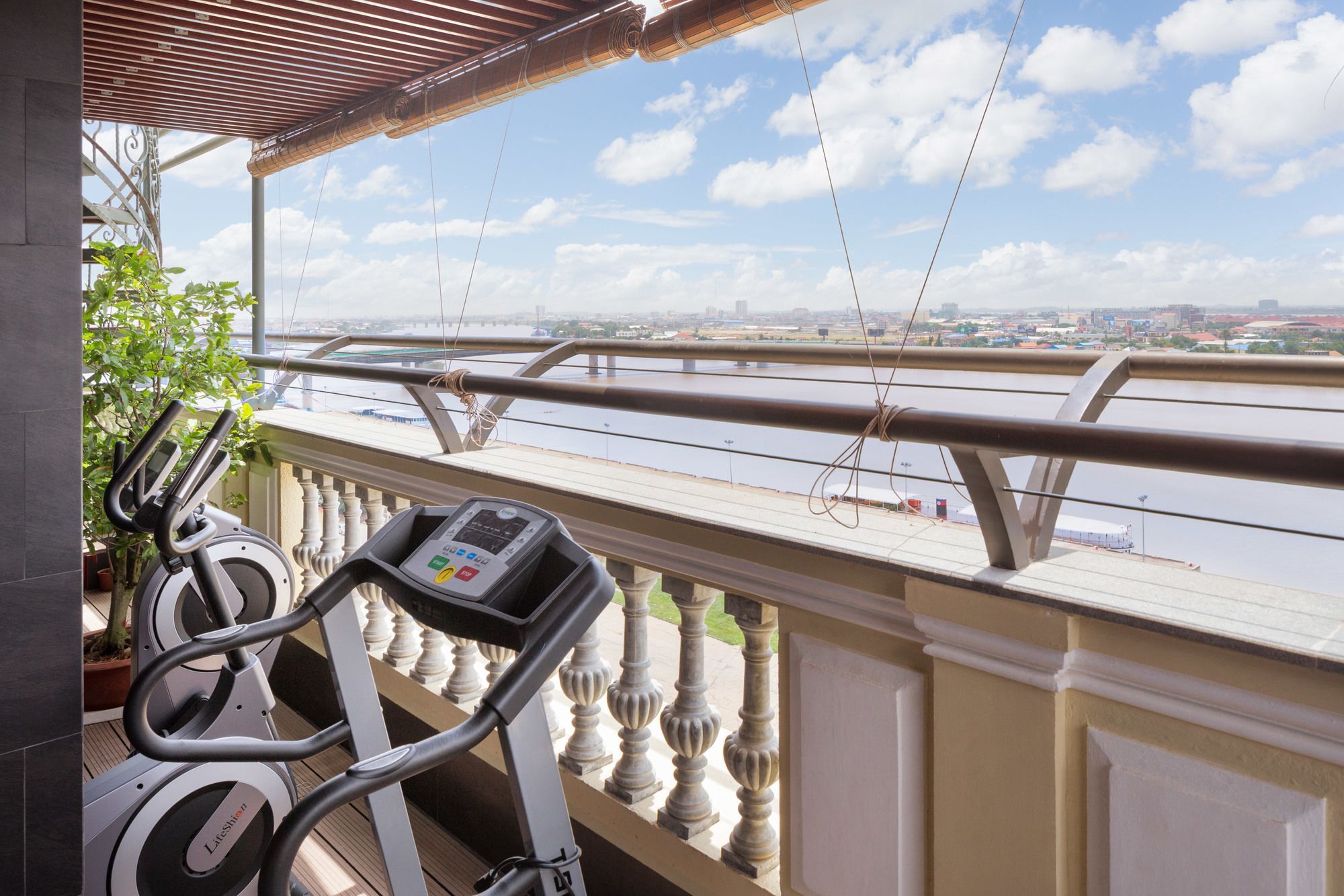 Lcs Hotel & Apartment Phnom Penh Exterior foto
